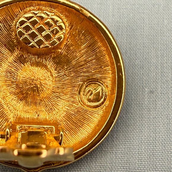 Vintage Swarovski Swan Signed Crystal, Faux Pearl, Black Enamel Clip Earrings - Picture 5 of 10